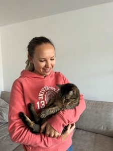 Mädchen zu Hause mit Katze im Arm